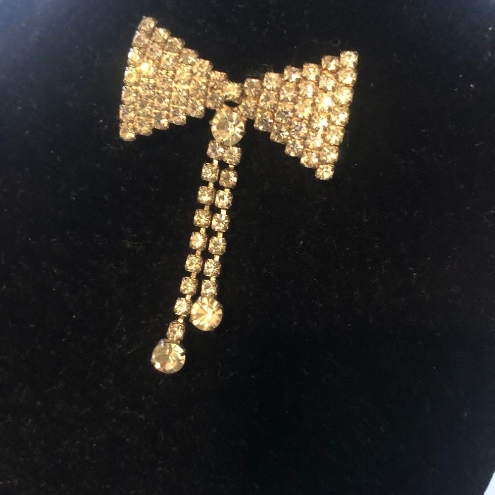 Vintage rhinestone bow tie brooch to dd that extra shine on your blouse - used.